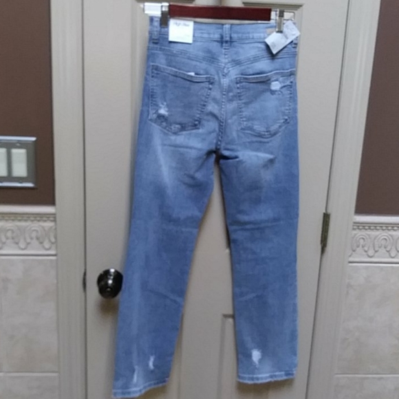 Woman's distressed jeans - Picture 2 of 4